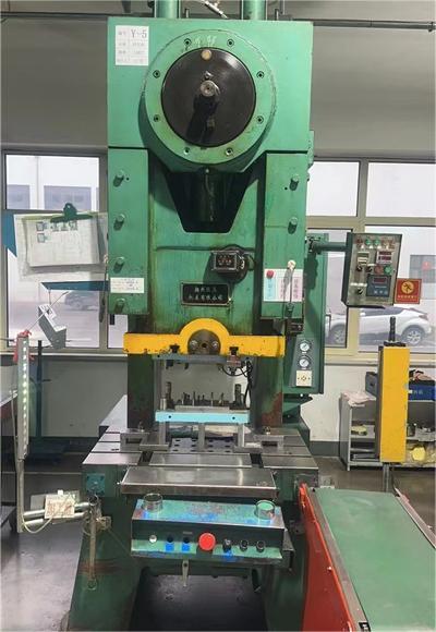 8、100T單發(fā)沖壓機.jpg 8、100T單發(fā)沖壓機.jpg
