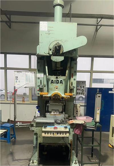 9、75T單發(fā)沖壓機.jpg 9、75T單發(fā)沖壓機.jpg